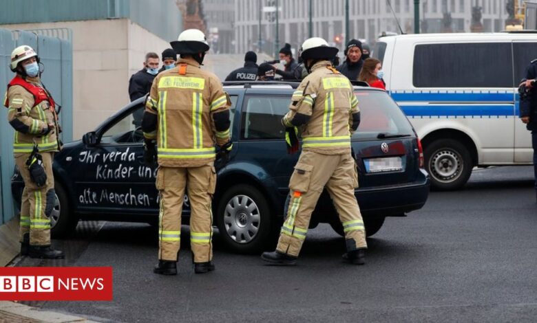 Germany Merkel: Car rams into chancellery gate ahead of Covid decision