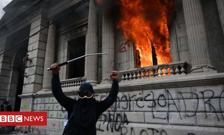 Guatemala: Congress on fire after protesters storm building