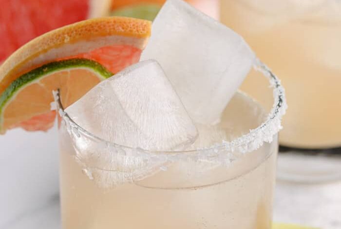 glass of Paloma with garnish