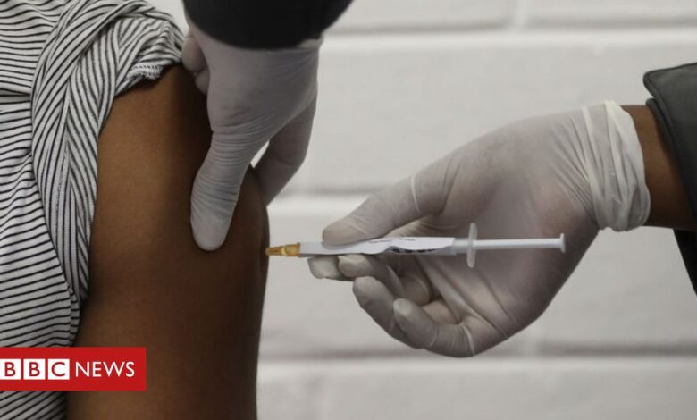 Covid: WHO backs Oxford vaccine 'even if variants present'