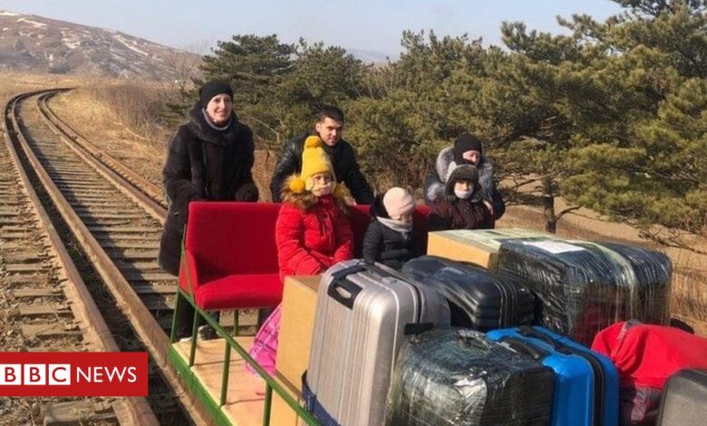 North Korea: Russian diplomats leave by hand-pushed trolley