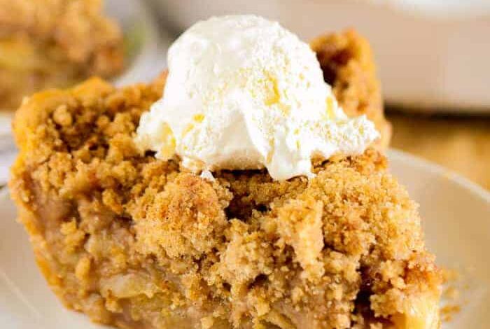 Apple Crumble Pie with ice cream