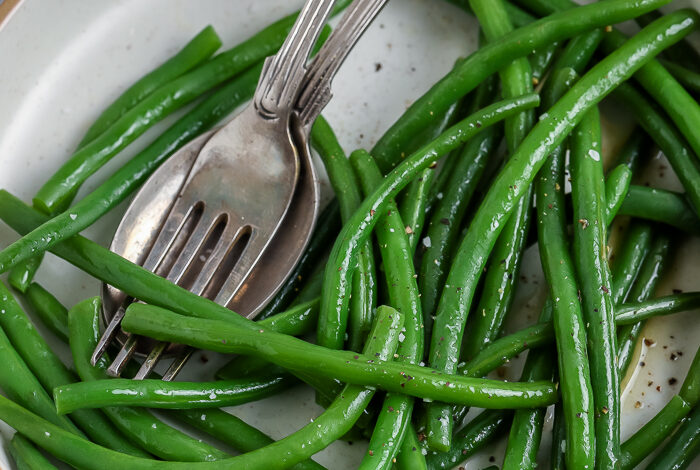 steamed beans on a plate to show How to Steam Green Beans