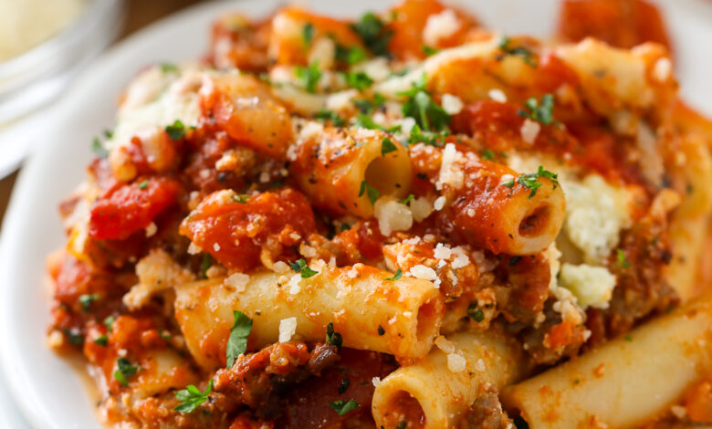 a plate of baked ziti