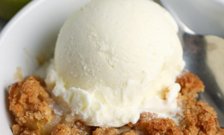 Apple Crumble with ice cream