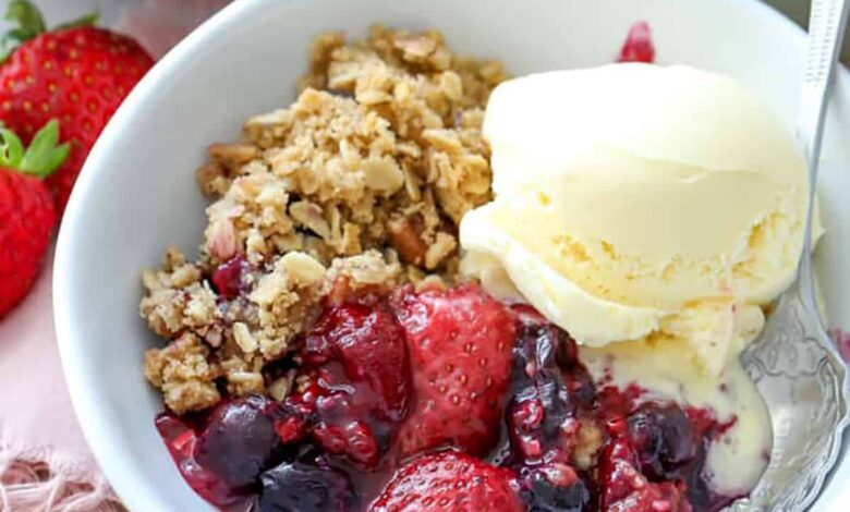 Mixed Berry Crisp in bowls