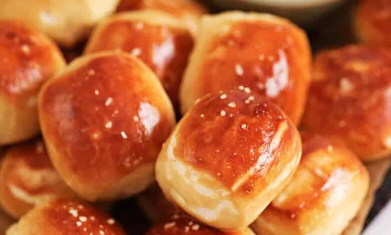 plated Pretzel Bites with dip